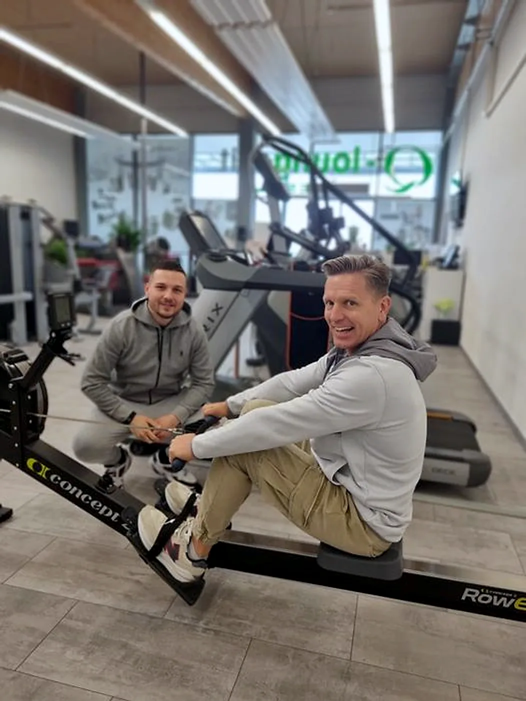 Trainer der Q LOUNGE FITNESS am Rudergerät im Studio Siegendorf