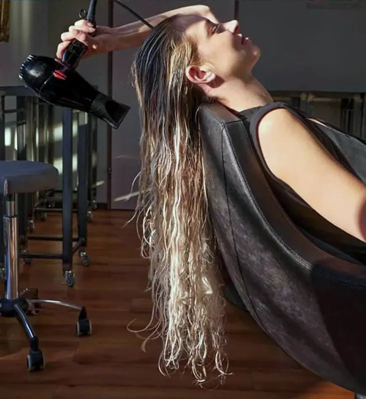 Föhnen langer Haare im Salon