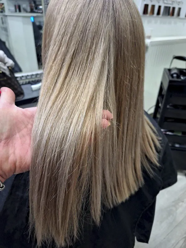 Glattes, kühles Blond nach der Coloration