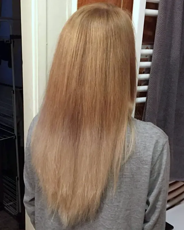 Langes, honigblondes Haar nach dem Styling