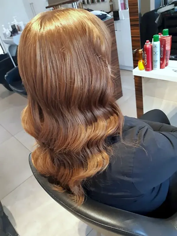 Kupferfarbene Wellen nach dem Styling