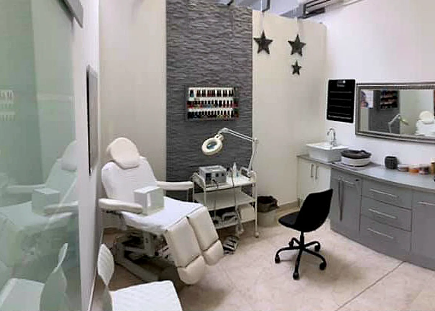Behandlungsstuhl für Fußpflege und Kosmetik im Q LOUNGE Beauty Studio