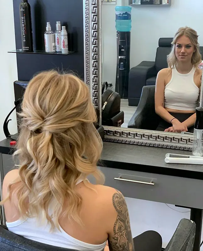 Halboffene Frisur mit Locken