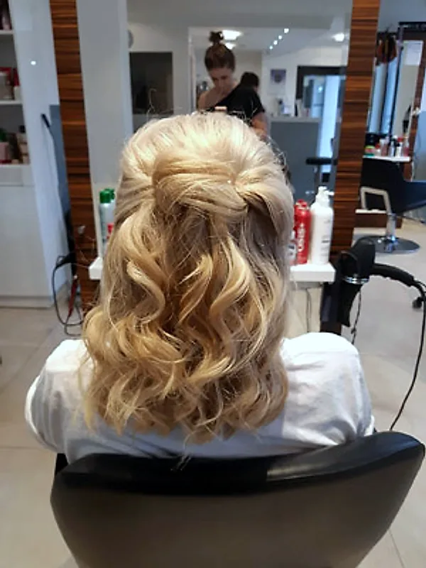 Lockige Anlassfrisur in Blond