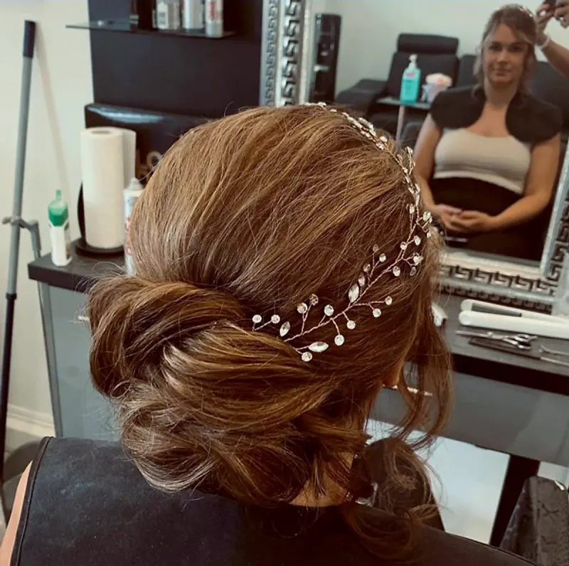 Hochsteckfrisur mit Perlenschmuck aus dem Q LOUNGE Salon