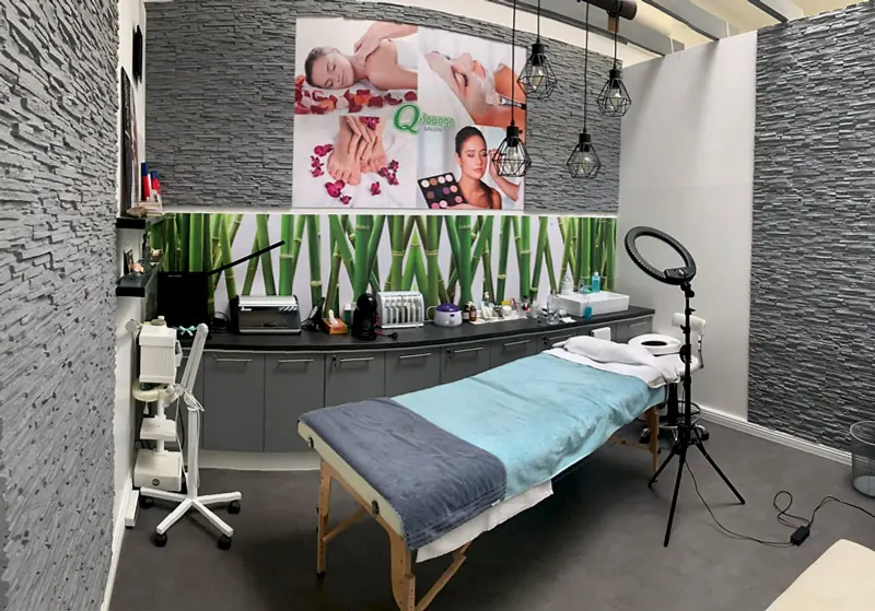 Kosmetikkabine mit Behandlungsliege in der Q LOUNGE Siegendorf