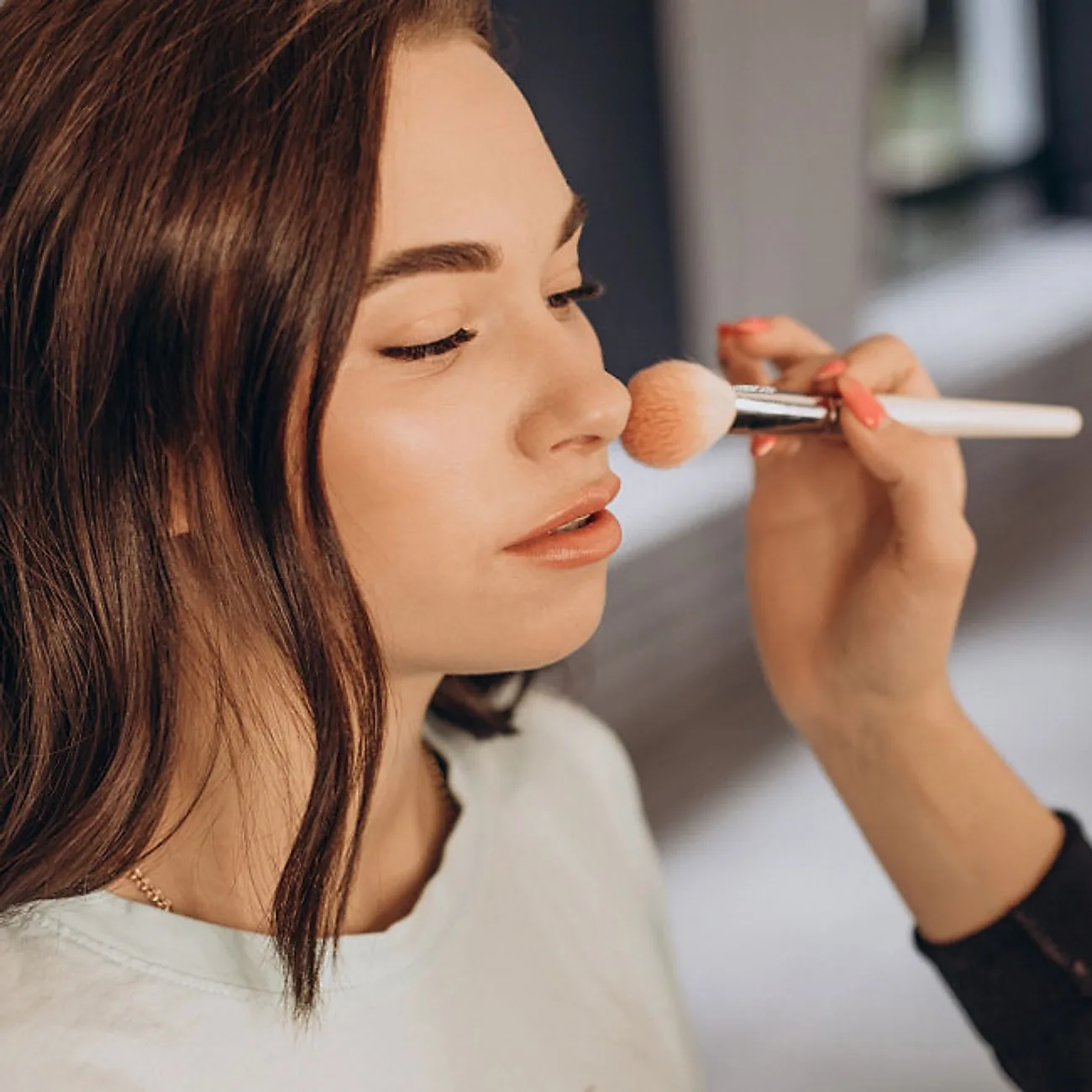 Make-up wird mit dem Pinsel aufgetragen