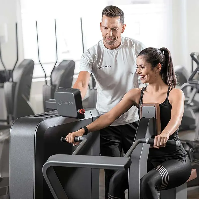 Training im milon Zirkel mit Betreuung durch einen Trainer