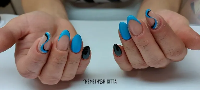 Nageldesign mit blauen Akzenten