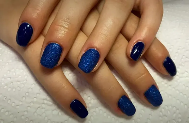 Blaue Nägel mit Glitzer