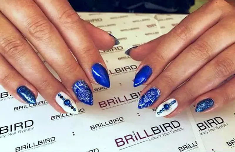 Nageldesign mit blau-weißen Mustern