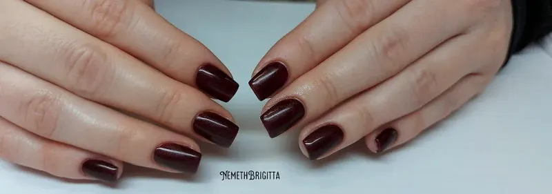 Kurze Nägel in Bordeaux