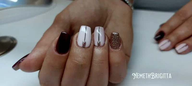 Nageldesign in Bordeaux mit Muster