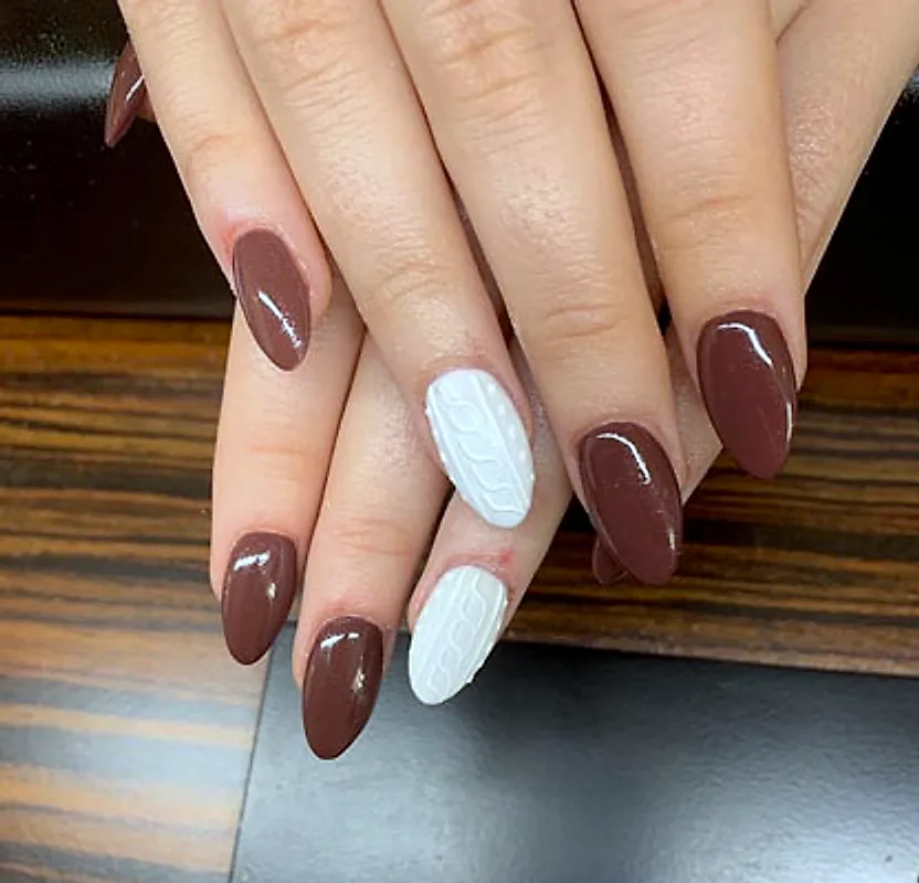Nageldesign in Braun mit weißem Strick-Akzent