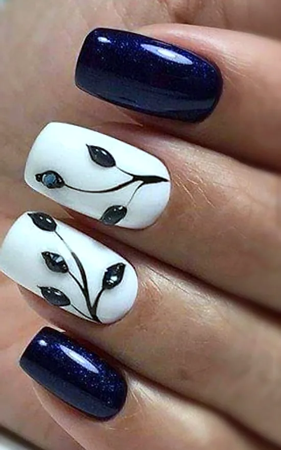 Nageldesign in Dunkelblau und Weiß mit Ranken