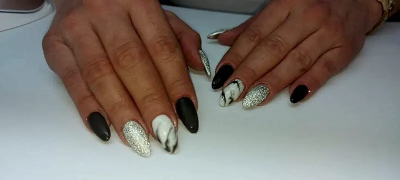 Nägel in Grau und Nude mit Glitzer