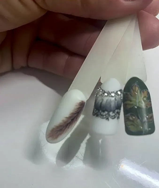 Musternägel mit Glitzer, Feder und Grün