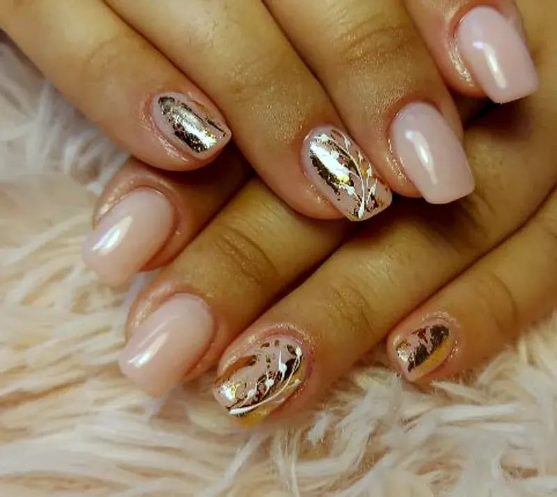 Nude-Nägel mit Blattgold