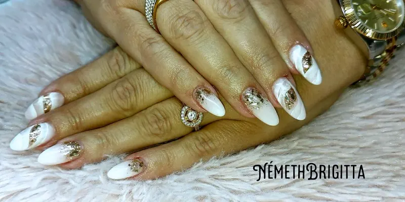 Nageldesign in Weiß mit Gold-Akzenten