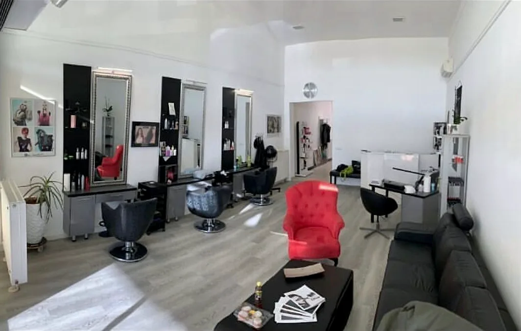 Friseursalon der Q LOUNGE BEAUTY mit Frisierplätzen und rotem Lounge-Sessel – Q LOUNGE für Antau