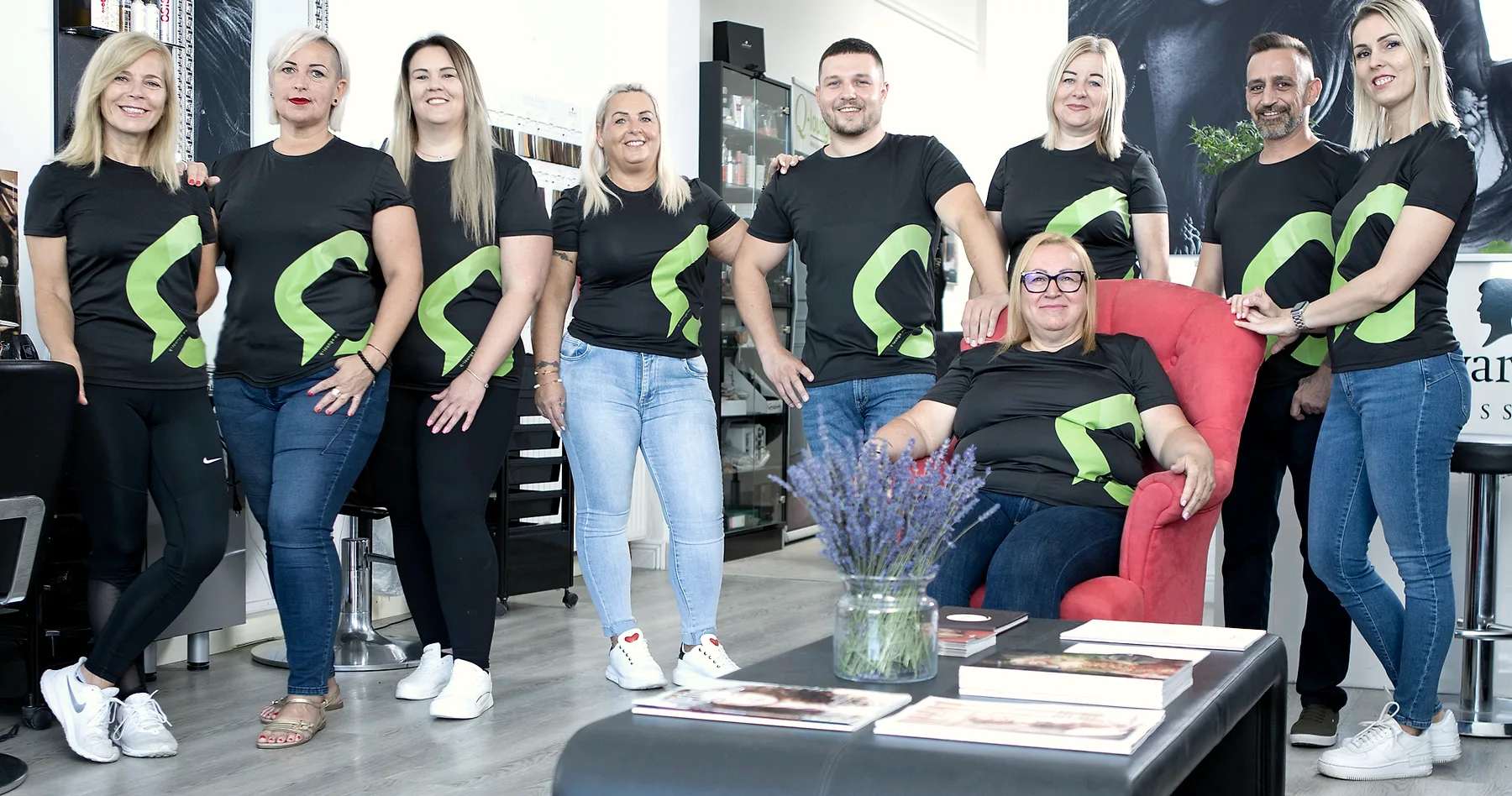 Das Team der Q LOUNGE in schwarz-grünen Team-Shirts im Beauty-Salon in Siegendorf